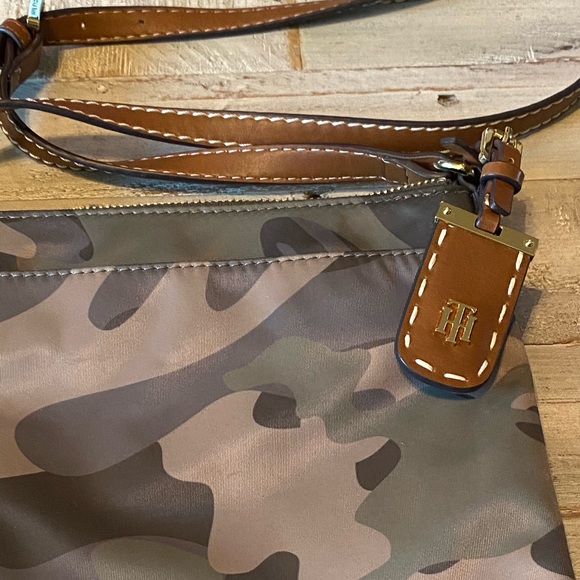 ❤️SOLD❤️Tommy Hilfiger Crossbody Bag Purse Camouflage RN 77806 CA 50900 - Picture 7 of 9